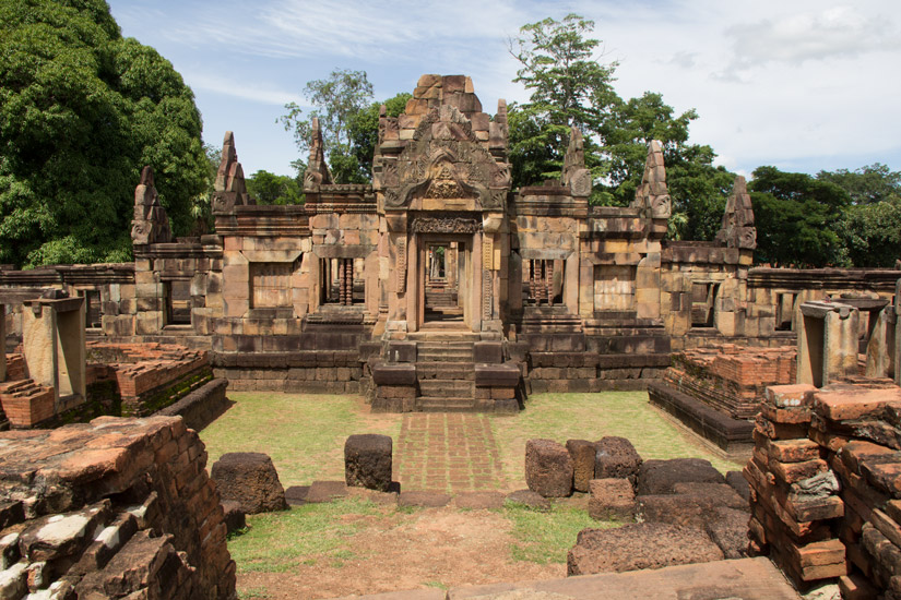 2_Nang-Rong_Prasat-Muang-Tam